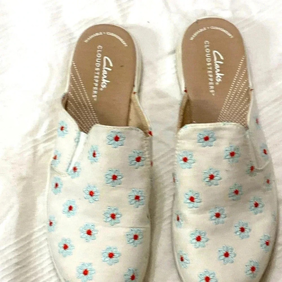 CLARKS CLOUDSTEPPERS WO SIZE 8.5  SLIP ON MULES  WHITE WITH BLUE DAISIES CLEAN - Picture 1 of 14